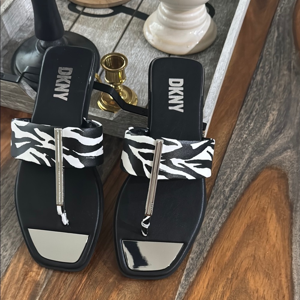 DKNY Black and White Sandals Elegant Design